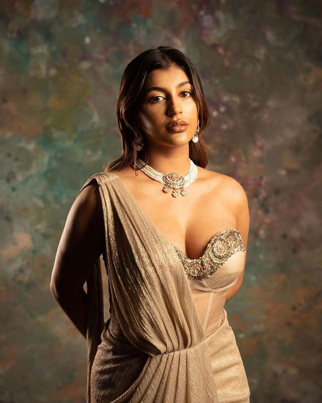 Staggering Poses of Yashikaaannand